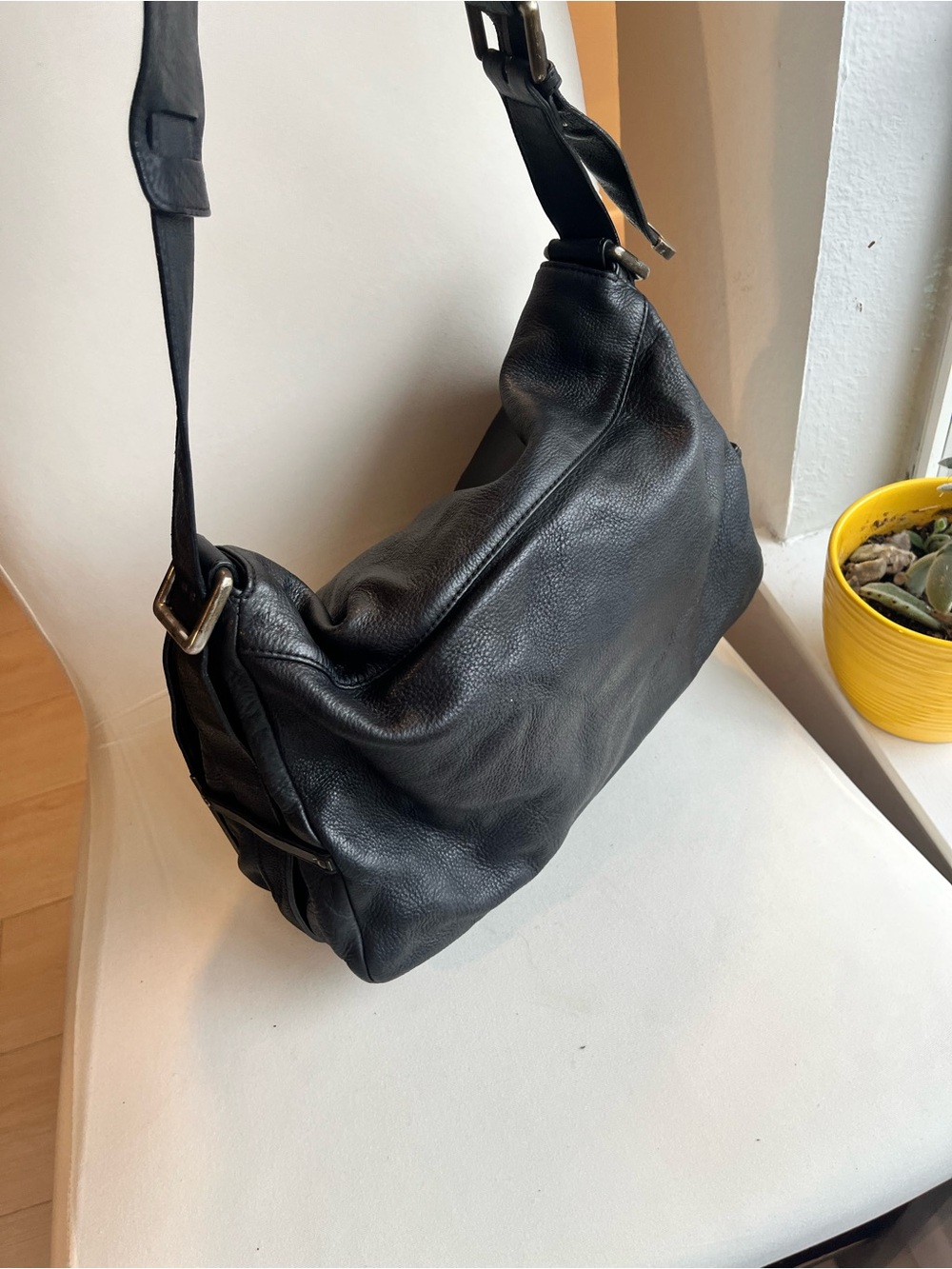 Kenneth Cole Black Leather Messenger Bag with Metal Corner Accents - Picture 4 of 9